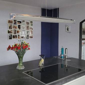 006 offene Küche mit Noblesse-Dekor Baumwollputz Royal Blau mit hellgau + blaue Chips+ Glimmer gespachtelt