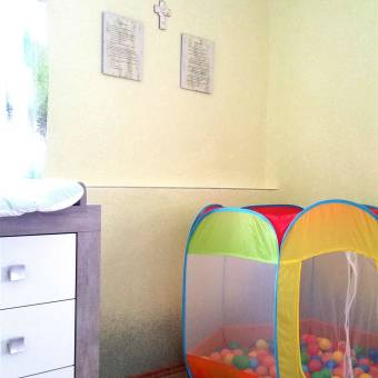 301 Kinderzimmer mit Baumwollputz von Noblesse-Dekor verschönert. An den Wänden wurden zwei Farben