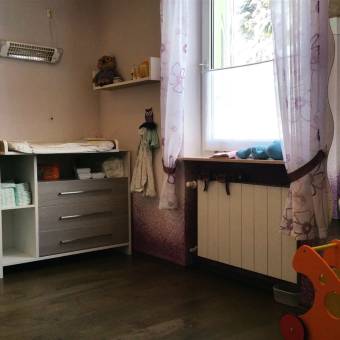 303a Kinderzimmer mit Baumwollputz von Noblesse-Dekor verschönert. An den Wänden wurden zwei Farben ineinander gespritzt.