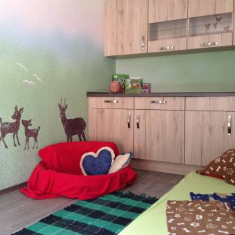 793 Kinderzimmer wurde mit Baumwollputz von Noblesse-Dekor verschönert. An den Wänden wurden mehrere Farben ineinander gespritzt. T.